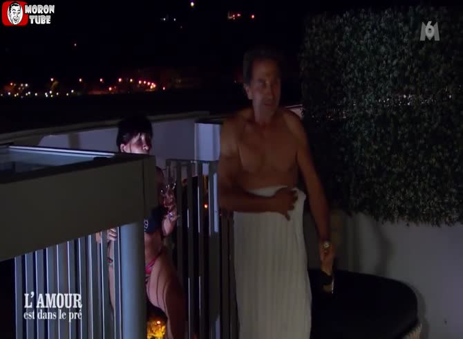 Video :When one of the contestants in L'amour est dans le pr&eacute; is completely nude in front of the cameras